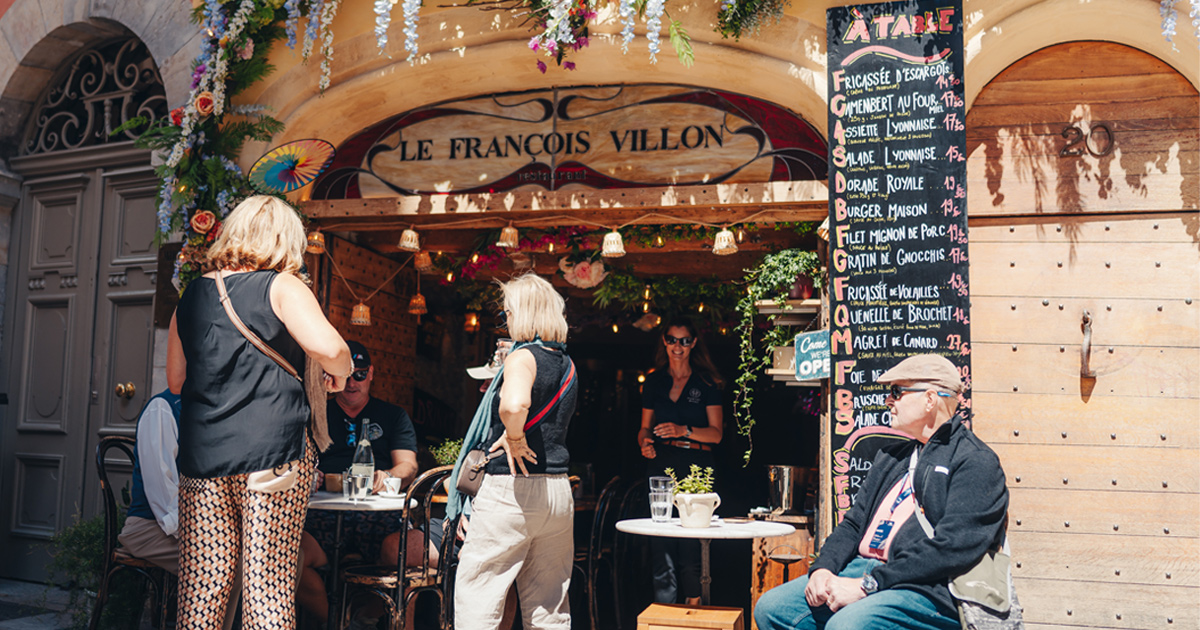 HunterMoss guests enjoy a lunch at a traditional Lyon bouchon