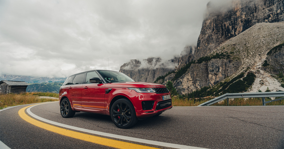 A red Range Rover Sport in action on an HunterMoss tour
